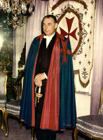 John L. Brom jako rytíř řádu Order of Cyprus
